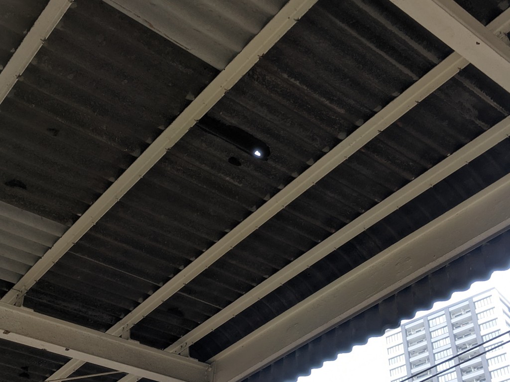 JR本八幡駅のホームの屋根に空いた穴